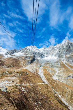 Karlı dağ ve teleferik görülen bulutlu gökyüzü