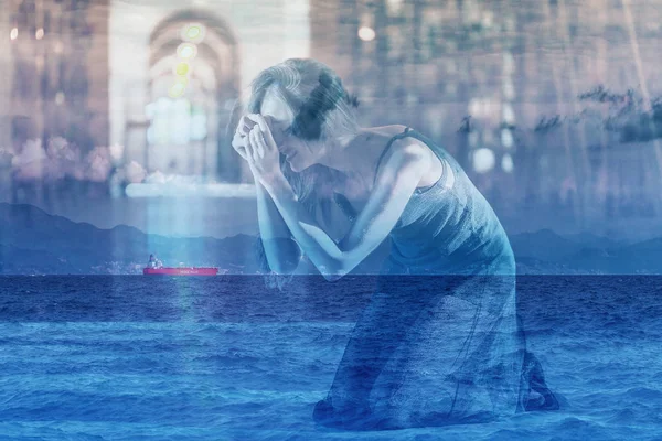 Doble exposición de la mujer en el dolor y del buque en el mar —  Fotos de Stock