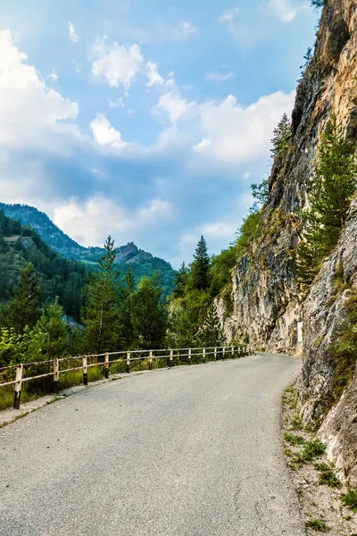 Beautiful mountain road and cloudscape — Stock Photo, Image