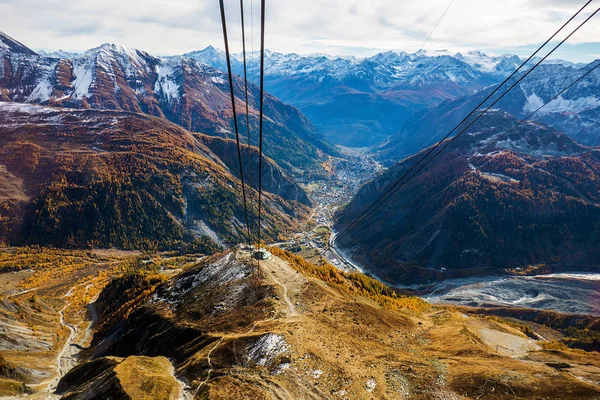 Paisaje montañoso del norte de Italia visto desde el teleférico —  Fotos de Stock