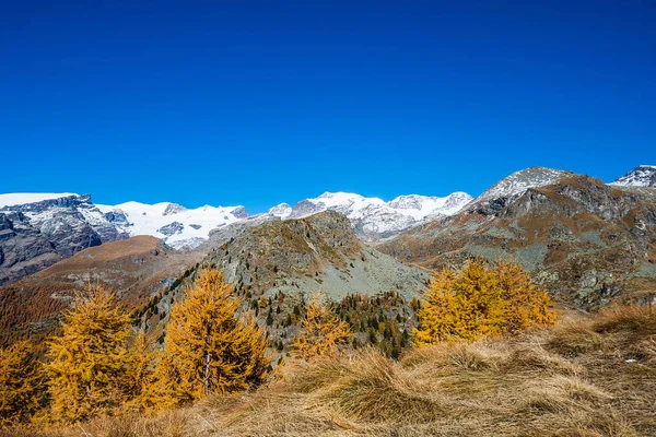 Montagnes enneigées d'automne en Italie du Nord — Photo