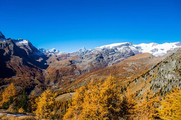 Magnífico paisaje montañoso otoñal y colorido con cielo azul —  Fotos de Stock