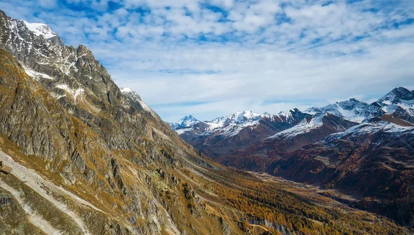 Hermosa vista de las montañas nevadas en otoño y el paisaje nublado — Foto de Stock