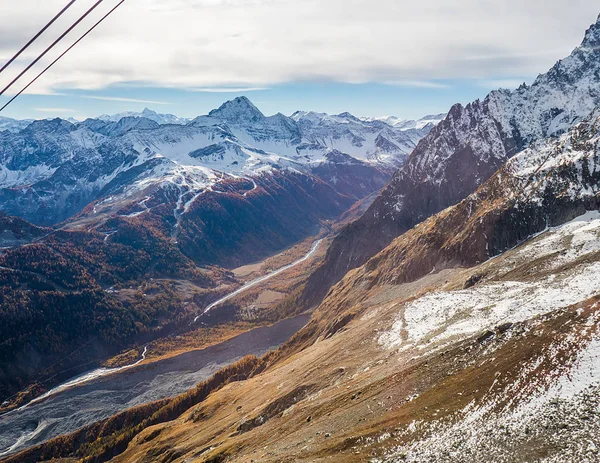 Herrliche Aussicht auf verschneite Berge im Herbst — Stockfoto