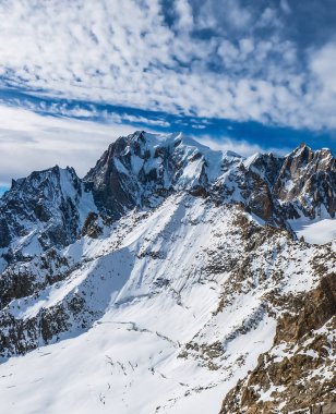 Karlı dağ zirveleri Kuzey İtalya ve cennet
