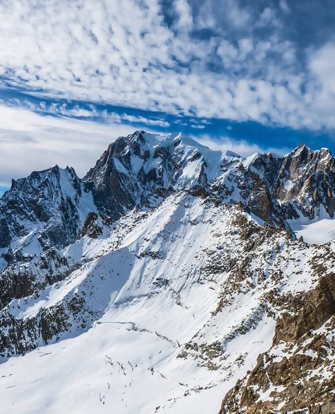 Picos de montanha nevado no norte da Itália e paisagem nublada — Fotografia de Stock
