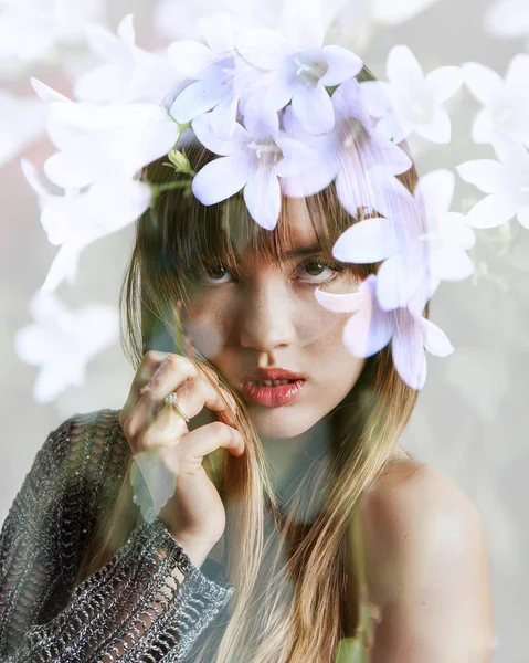 Dubbel exponering av vacker flicka med fräknar och vita blommor — Stockfoto