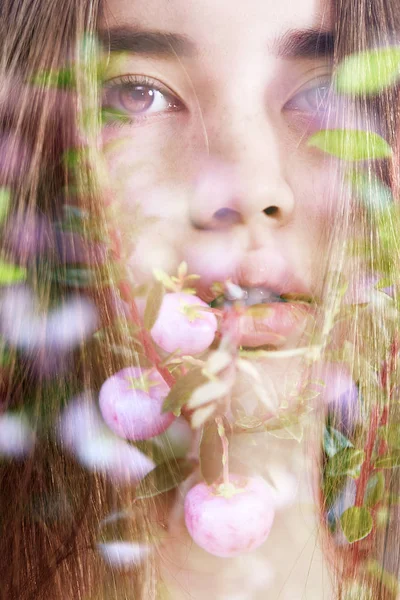 Doble exposición de retrato de niña encantadora y frutas de color rosa — Foto de Stock