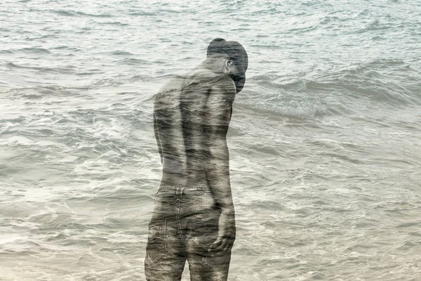 Подвійне експонування африканського чоловіка задній портрет і морські хвилі — стокове фото