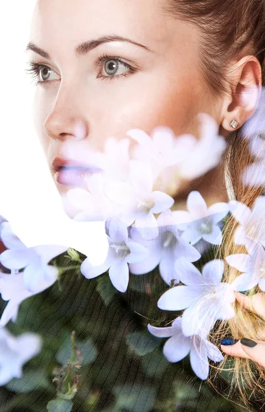 Dupla exposição de menina bonita olhando para o lado e flores brancas — Fotografia de Stock