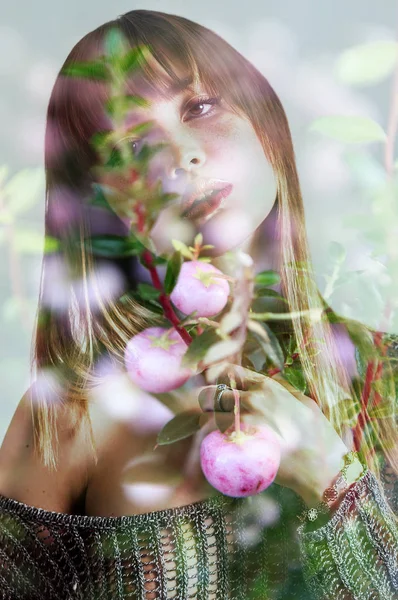 Double exposition de beau portrait de fille et de fruits roses — Photo