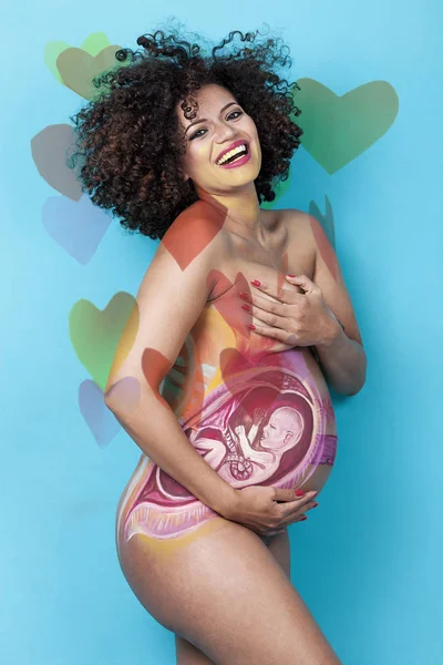 Dupla exposição da mulher grávida alegre e corações de papel coloridos — Fotografia de Stock