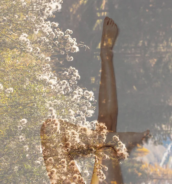 Dubbel exponering av kvinnliga ben och berg blommor — Stockfoto