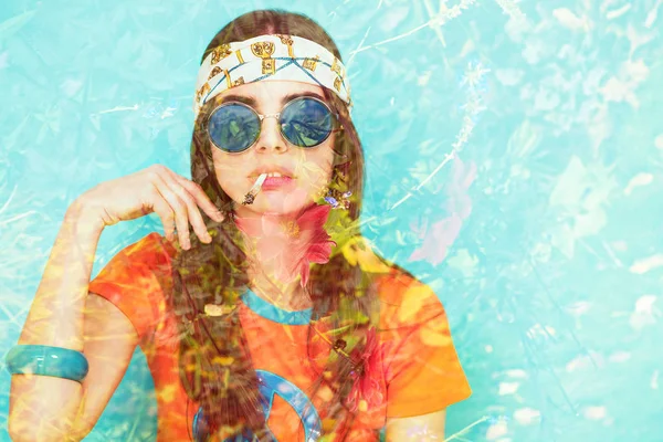 Doppelbelichtung von Hippie-Mädchen beim Rauchen von Unkraut und Blumen — Stockfoto