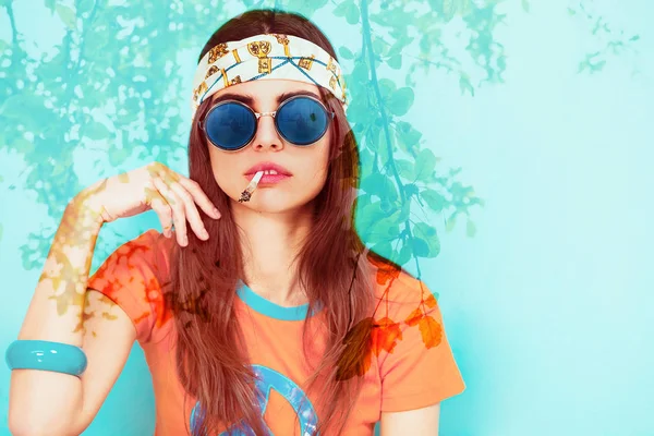 Dvojitá expozice hippie holka kouřit trávu a listí — Stock fotografie