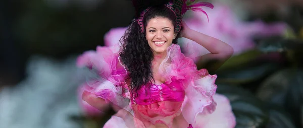Letterbox doppia esposizione di allegra ballerina samba e fiori rosa — Foto Stock