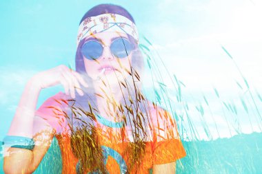 Güzel hippi kız yasaktır ve buğday alan çift pozlama