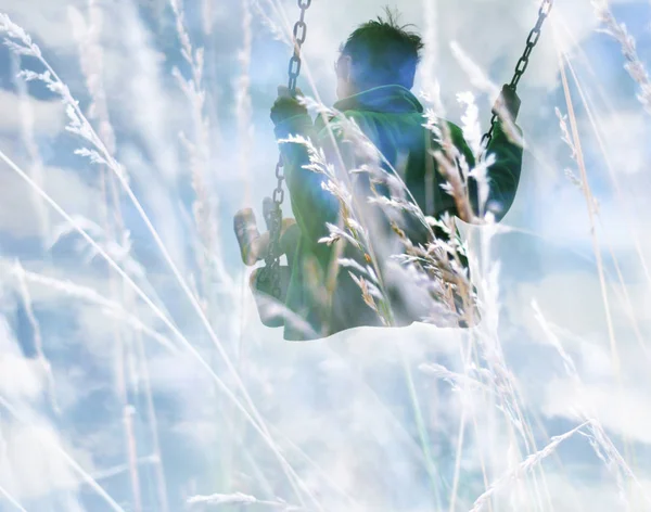 スイング、美しい小麦の子供の二重露光 — ストック写真