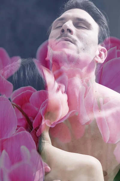 Doble exposición de la hermosa pareja abrazos y pétalos de flores de color rosa —  Fotos de Stock