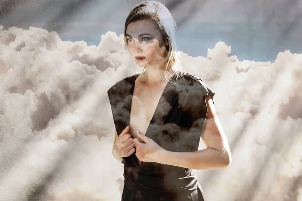 Dupla exposição de mulher linda andando e paisagem nublada — Fotografia de Stock