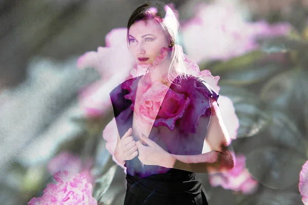 Podwójnej ekspozycji, piękna kobieta spaceru i różowe kwiaty — Zdjęcie stockowe