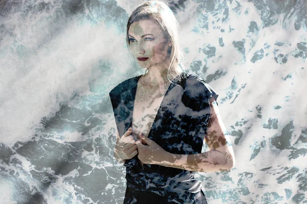 Double exposure of gorgeous woman walking and sea foam texture — Stock Photo, Image