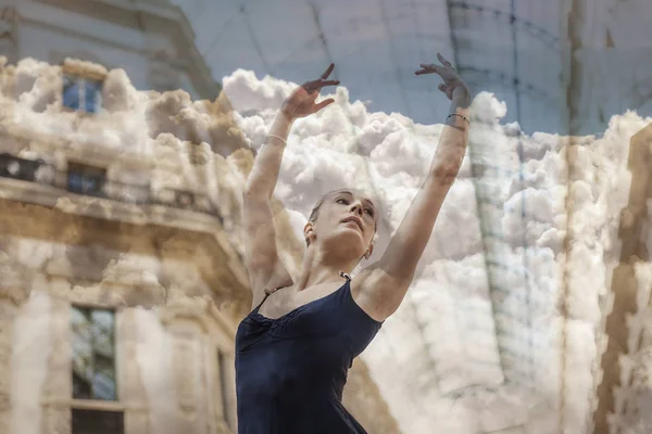 Dupla exposição de dançarino de balé gracioso e paisagem nublada — Fotografia de Stock