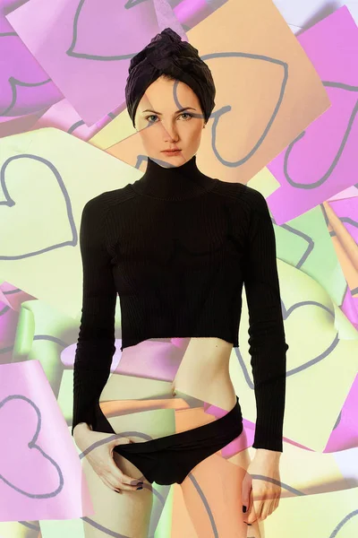 Dubbele blootstelling van vrouw gekleed in zwarte en kleurrijke post-its — Stockfoto
