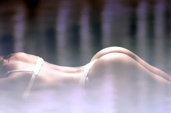 Doppia esposizione di donna splendido corpo e sfondo astratto — Foto Stock