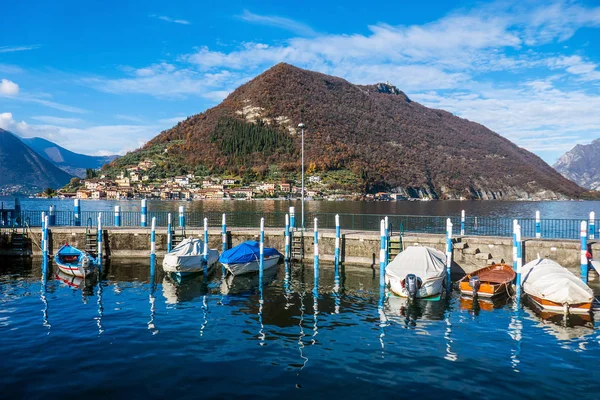 Docked boats on Lake Iseo near Monte Isola in Italy — Stock Photo, Image