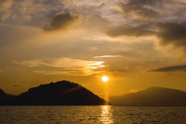 Wunderschöner und farbenfroher Sonnenuntergang am Iseosee in Italien — Stockfoto