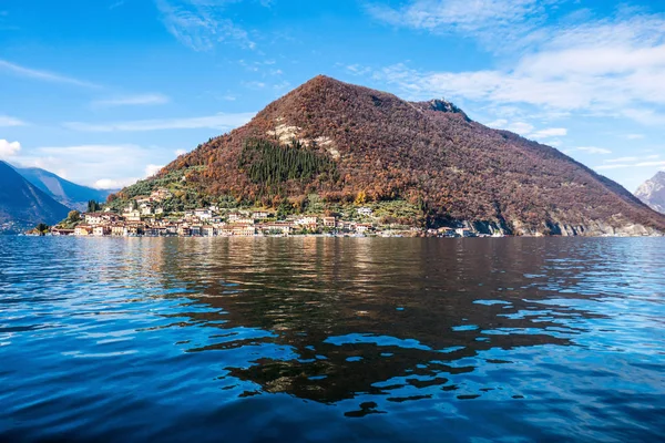 Monte Isola vislumbra en el lago Iseo en Italia —  Fotos de Stock