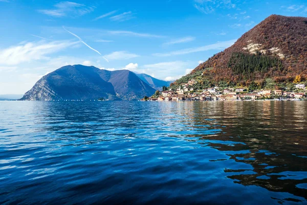 Hermoso Monte Isola vislumbra en el lago Iseo en Italia —  Fotos de Stock