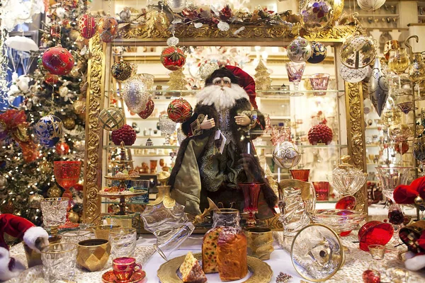 Escaparate de Navidad con Santa Claus y decoraciones —  Fotos de Stock