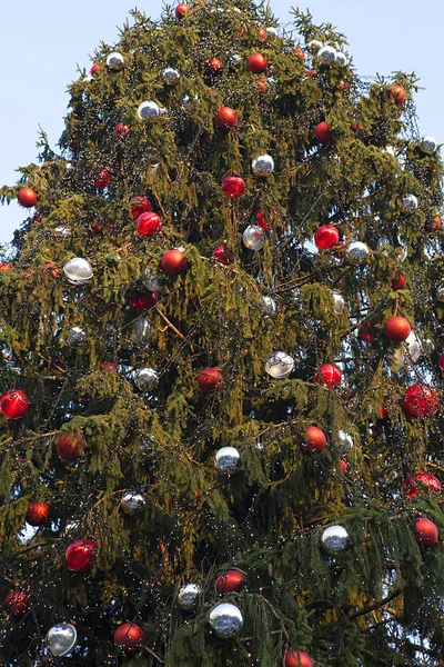 Şehrin kırmızı ve gümüş top ile Noel ağacı — Stok fotoğraf