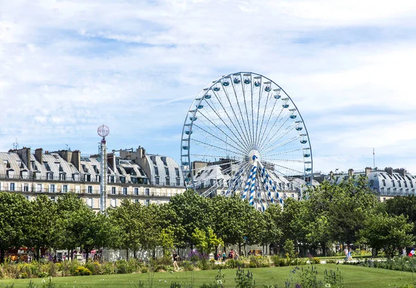 Paris - 10 de julho: Roda gigante localizada no Jardin des Tuileries em 10 de julho de 2016 em Paris . — Fotografia de Stock
