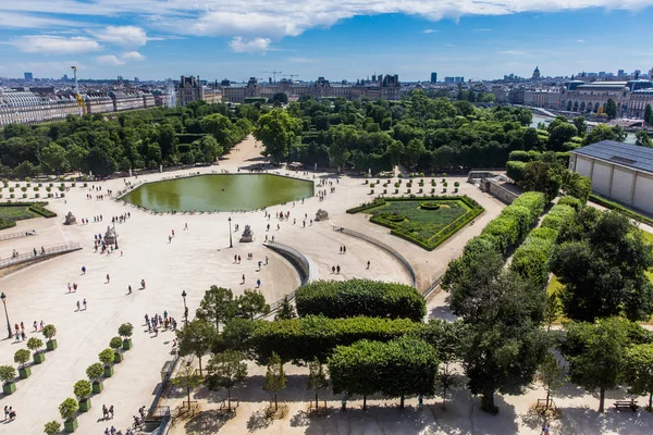 Paris - 10 de julho: Jardin des Tuileries em 10 de julho de 2016 em Paris. O Jardim das Tulherias é um jardim público localizado entre o Museu do Louvre e a Place de la Concorde, no primeiro arrondissement de Paris. . — Fotografia de Stock