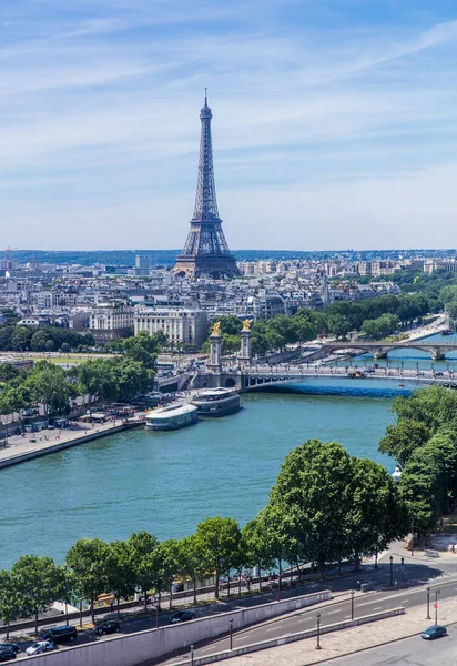 Paris - 10 de julho: Vista do Tour Eiffel (Torre Eiffel) com o Sena, o Pont Alexandre III e um vislumbre do Jardin des Champs-Elysees em 10 de julho de 2016 em Paris . — Fotografia de Stock