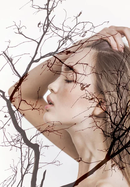 Dubbel exponering av vacker flicka profil porträtt och hösten grenar — Stockfoto