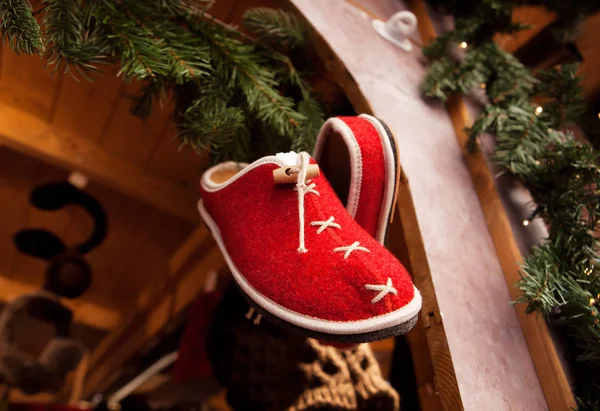 Hermosas zapatillas rojas de Navidad — Foto de Stock