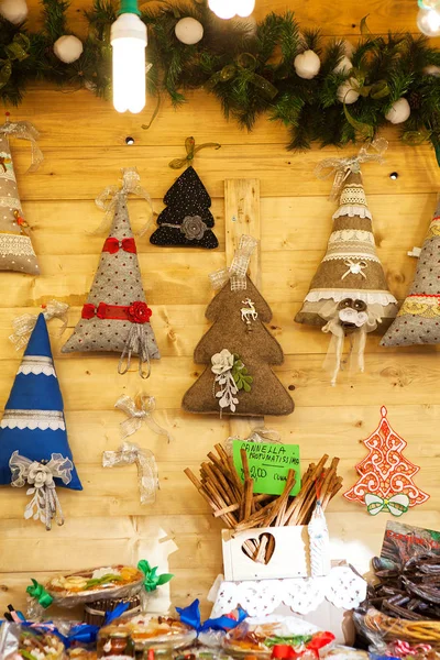 Preciosos árboles de Navidad decorativos hechos a mano —  Fotos de Stock