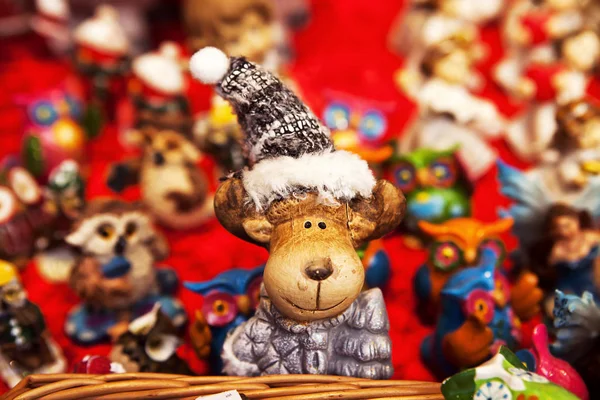 Krásný sobí na sobě vánoční čepici a usmívá se — Stock fotografie