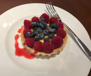 Yaban mersini ve çilek ile lezzetli mini cheesecake