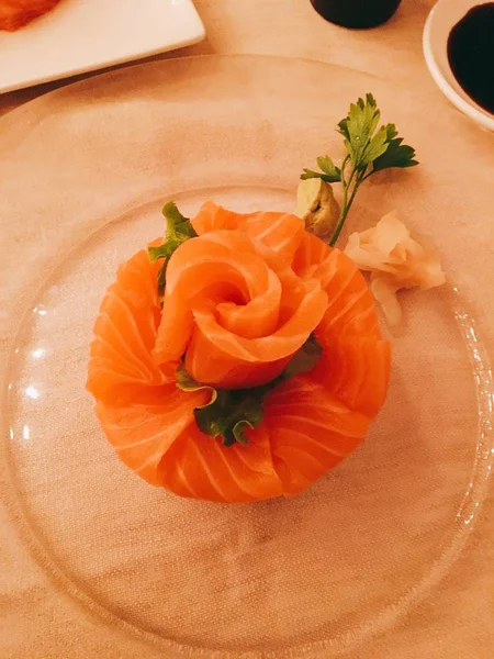 Элегантная тарелка с розой из копченого лосося и петрушки — стоковое фото