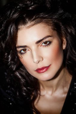 Kırmızı ruj ve seyir güzel ve güzel kadın portre