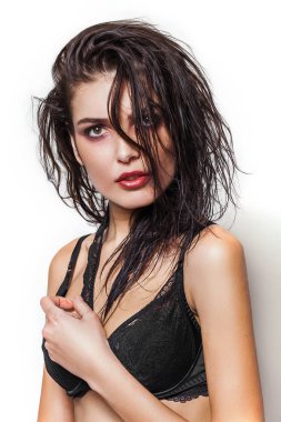 Siyah sutyen giyiyor ıslak saçlı güzel kadın portre