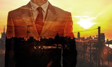 Gün batımında işadamı ve şehir siluetinin çift pozlama
