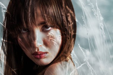 Güzel kız portre portre ve buğday alan çift pozlama