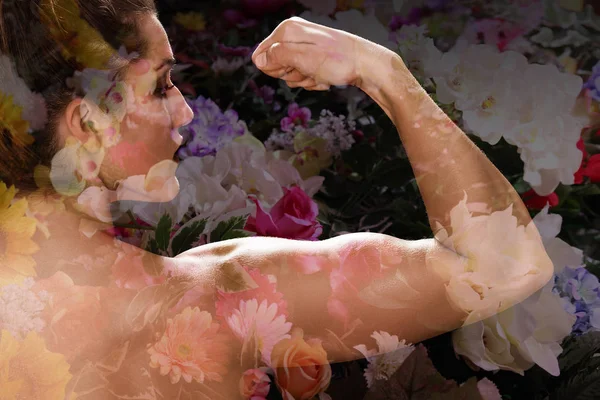 Double exposition du bodybuilder féminin montrant des muscles et des fleurs colorées — Photo