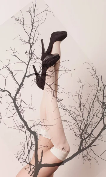 Double exposition des jambes féminines portant des bas et des branches d'automne — Photo